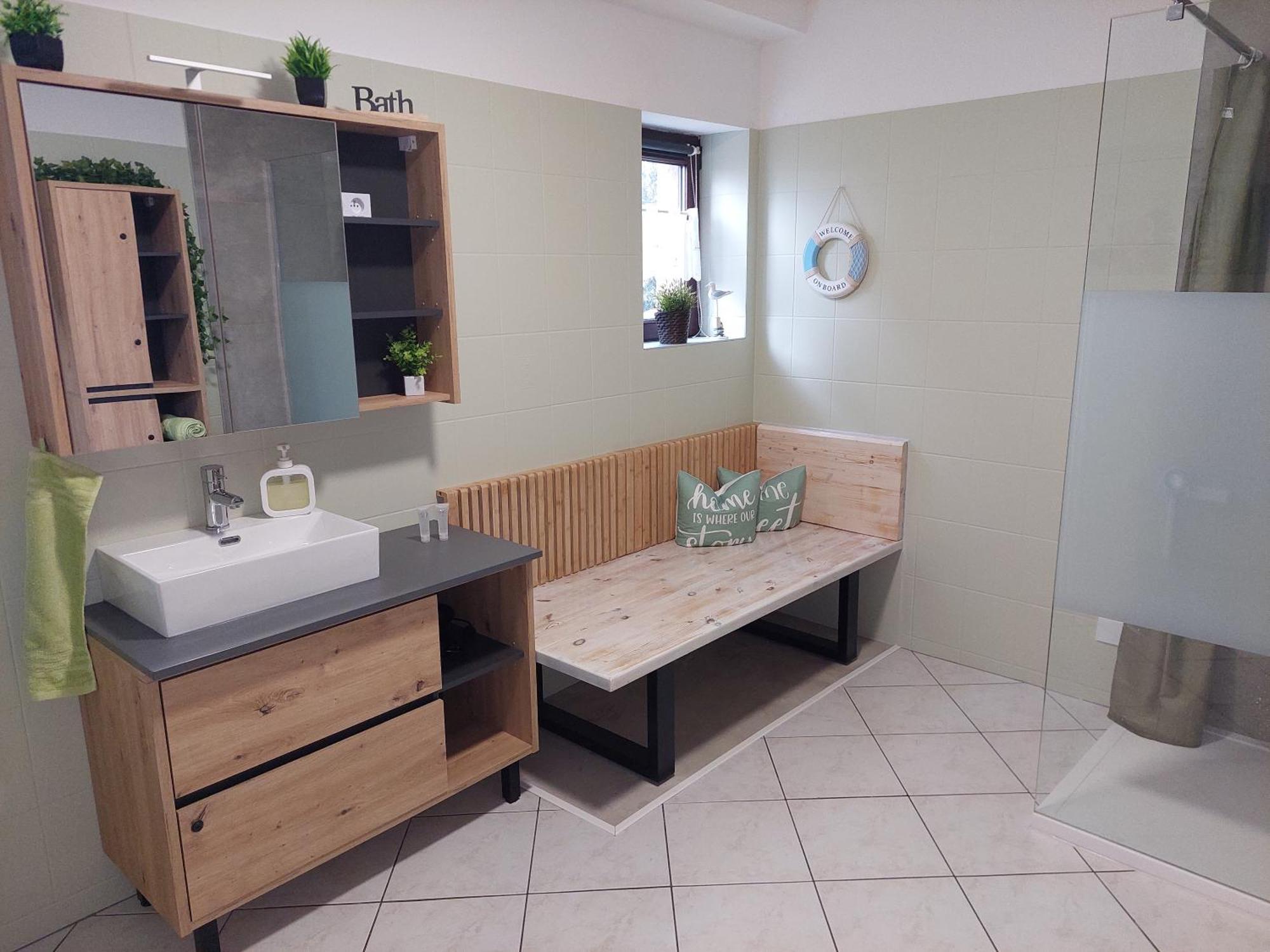 Modernes Appartement HOME near Erfurt, mit Kaffeevollautomat, Entertainmentpaket, WLAN , Einkaufsmöglichkeiten und kostenlosen Parkplatz für PKW und Transporter Elxleben Exterior foto
